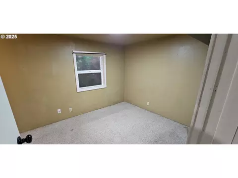 Bedroom - 420 W D Ave, Drain, OR 97435 photo 2 of 3