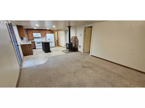 Living - 420 W D Ave, Drain, OR 97435 photo 3 of 4