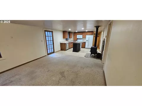 Living - 420 W D Ave, Drain, OR 97435 photo 4 of 4