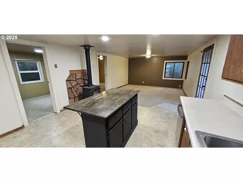 Living - 420 W D Ave, Drain, OR 97435 photo 1 of 4