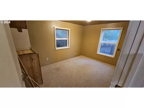 Bedroom - 420 W D Ave, Drain, OR 97435 photo 1 of 3