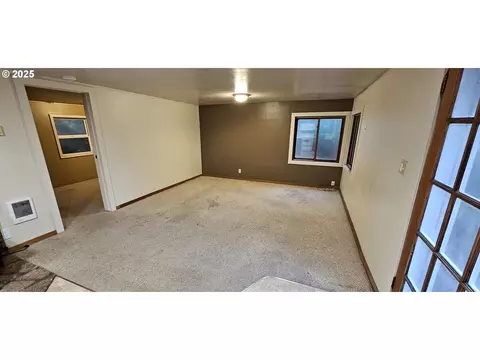 Living - 420 W D Ave, Drain, OR 97435 photo 2 of 4