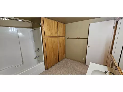 Bath - 420 W D Ave, Drain, OR 97435 photo 2 of 2