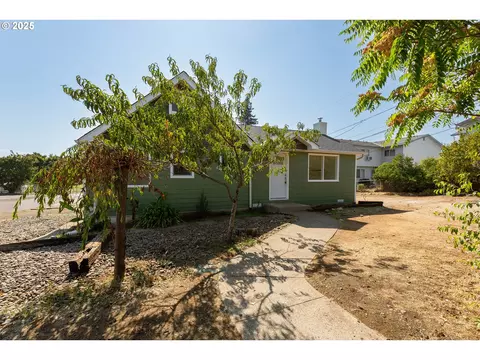 1246 NW Hicks St, Roseburg, OR 97470