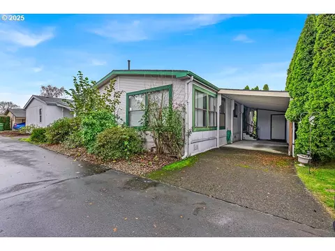 301 E Columbia Dr #66, Newberg, OR 97132