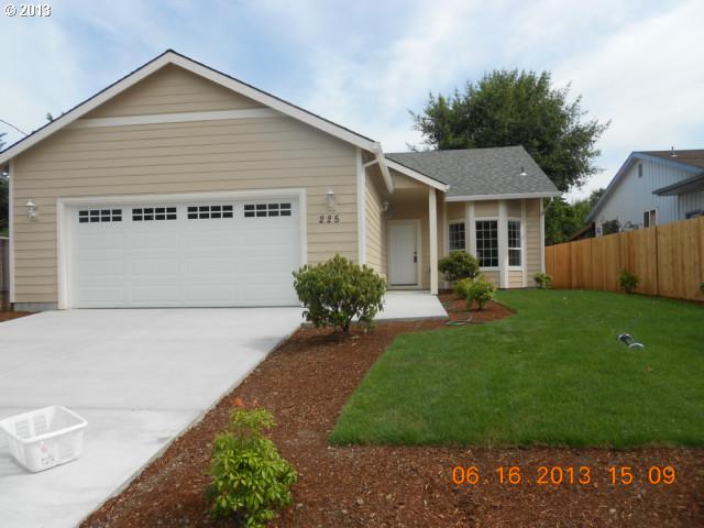 225 E Berkeley St, Gladstone, OR 97027 photo 1