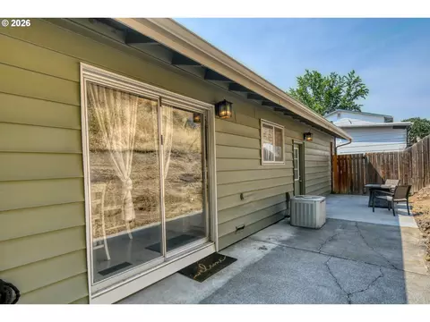 Exterior - 902 NW 6th St, Pendleton, OR 97801 photo 2 of 3