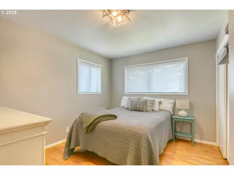 Bedroom - 902 NW 6th St, Pendleton, OR 97801 photo 5 of 5