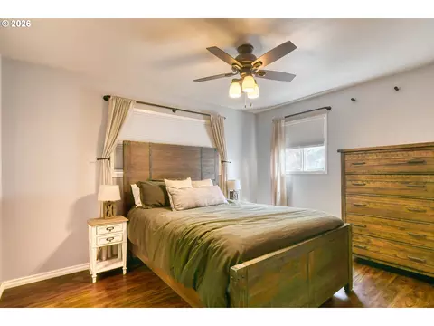 Bedroom - 902 NW 6th St, Pendleton, OR 97801 photo 1 of 5