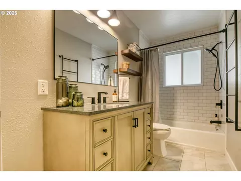 Bath - 902 NW 6th St, Pendleton, OR 97801 photo 1 of 2