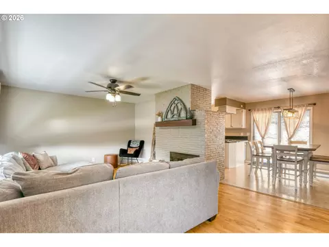 Living - 902 NW 6th St, Pendleton, OR 97801 photo 2 of 2