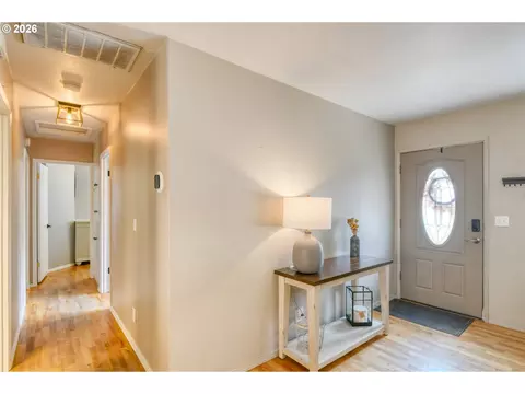 Entry Way - 902 NW 6th St, Pendleton, OR 97801 photo 1 of 1