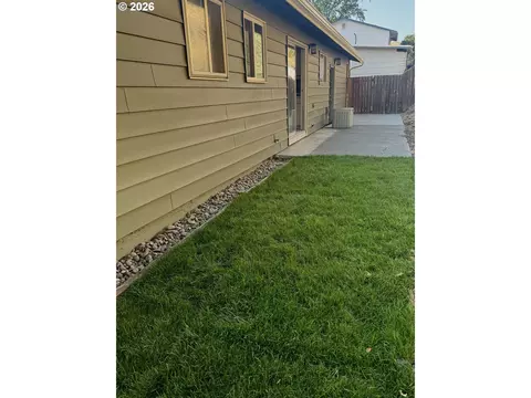 Exterior - 902 NW 6th St, Pendleton, OR 97801 photo 3 of 3