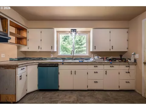 Kitchen - 93845 Upper Loop Rd, Coos Bay, OR 97420 photo 4 of 4