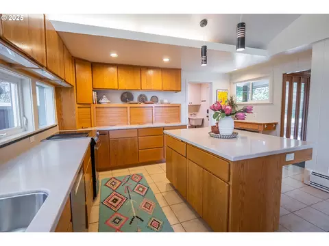 Kitchen - 275 Sunset Dr, Eugene, OR 97403 photo 3 of 6