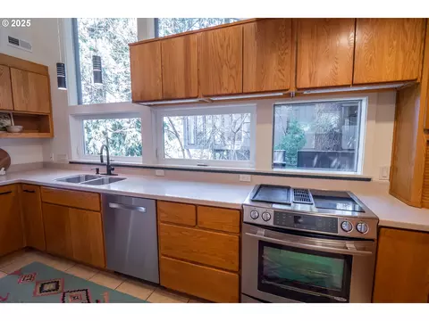 Kitchen - 275 Sunset Dr, Eugene, OR 97403 photo 4 of 6