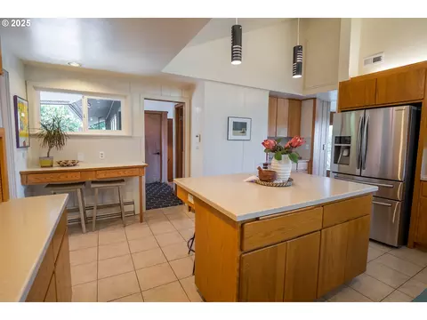 Kitchen - 275 Sunset Dr, Eugene, OR 97403 photo 2 of 6