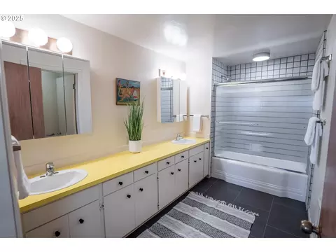 Bath - 275 Sunset Dr, Eugene, OR 97403 photo 3 of 3