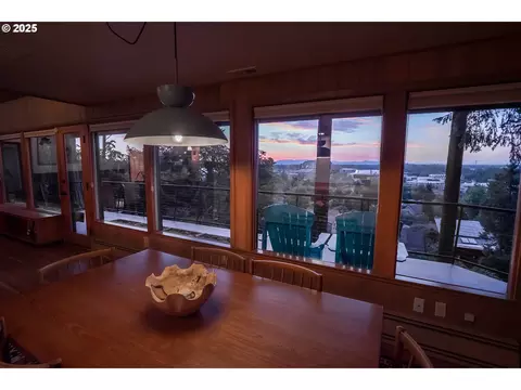 Dining - 275 Sunset Dr, Eugene, OR 97403 photo 3 of 3