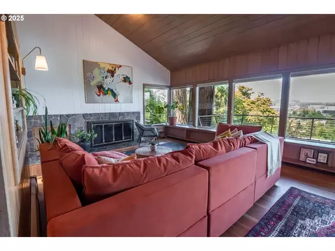 Living - 275 Sunset Dr, Eugene, OR 97403 photo 1 of 4
