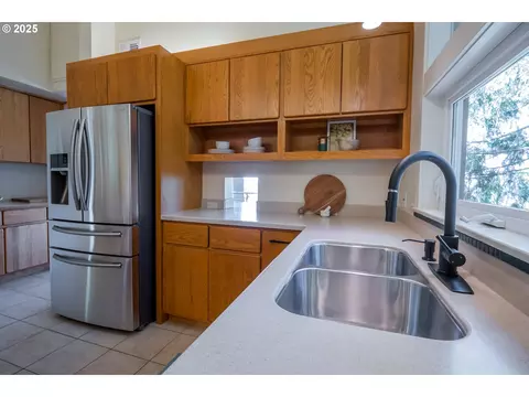 Kitchen - 275 Sunset Dr, Eugene, OR 97403 photo 5 of 6