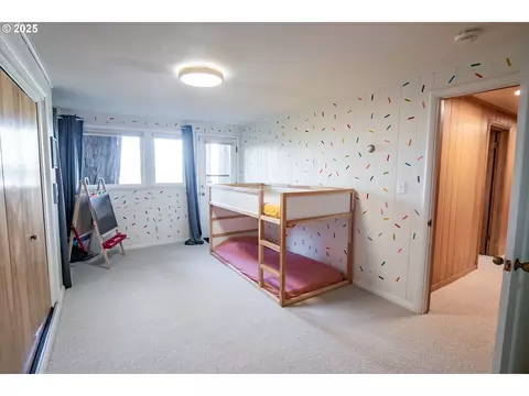 Bedroom - 275 Sunset Dr, Eugene, OR 97403 photo 4 of 5
