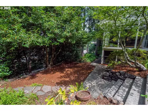 Exterior - 275 Sunset Dr, Eugene, OR 97403 photo 7 of 12