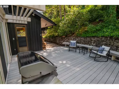 Exterior - 275 Sunset Dr, Eugene, OR 97403 photo 4 of 12