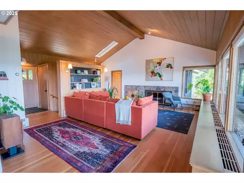 Living - 275 Sunset Dr, Eugene, OR 97403 photo 3 of 4