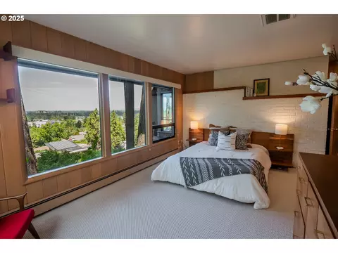 Bedroom - 275 Sunset Dr, Eugene, OR 97403 photo 1 of 5