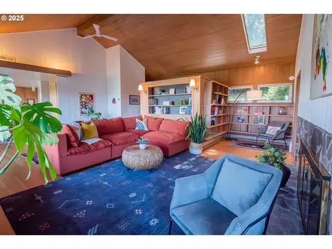 Living - 275 Sunset Dr, Eugene, OR 97403 photo 2 of 4