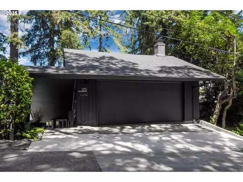 Exterior - 275 Sunset Dr, Eugene, OR 97403 photo 2 of 12