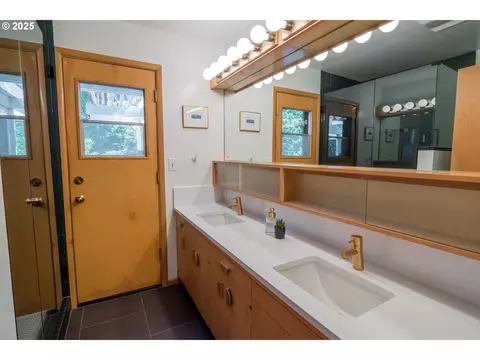 Bath - 275 Sunset Dr, Eugene, OR 97403 photo 1 of 3