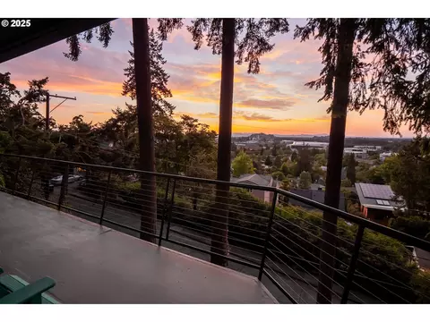 Exterior - 275 Sunset Dr, Eugene, OR 97403 photo 10 of 12