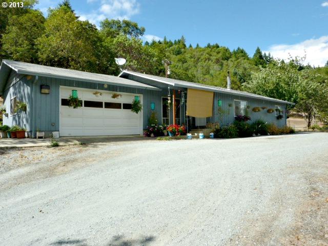 924 E St, Riddle, OR 97469 photo 1