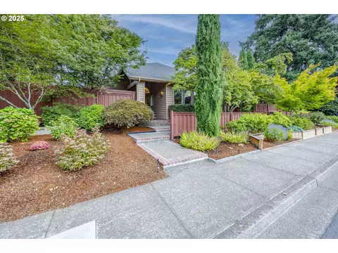 630 Spyglass Dr, Eugene, OR 97401