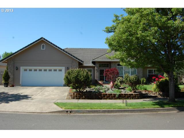 935 Mckenzie Crest Dr, Springfield, OR 97477 photo 1