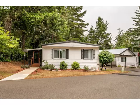 640 Village Pines Dr, Coos Bay, OR 97420