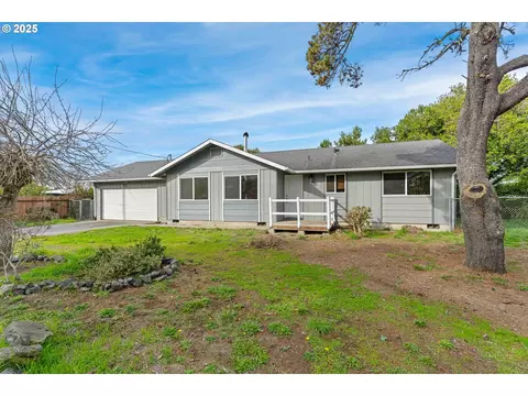 1700 Lakeshore Dr, Coos Bay, OR 97420