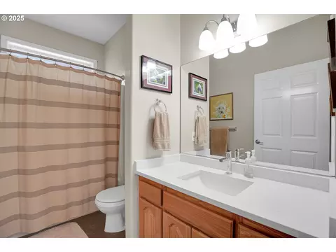 Bath - 620 Barbary Ct, Gladstone, OR 97027 photo 1 of 5