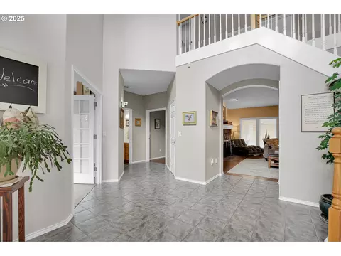 Entry Way - 620 Barbary Ct, Gladstone, OR 97027 photo 3 of 8