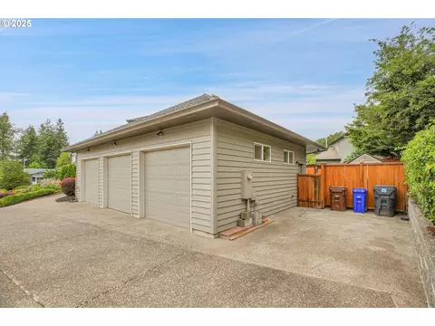 Exterior - 620 Barbary Ct, Gladstone, OR 97027 photo 6 of 10