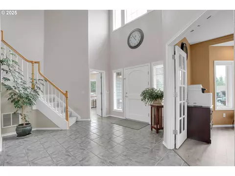 Entry Way - 620 Barbary Ct, Gladstone, OR 97027 photo 4 of 8