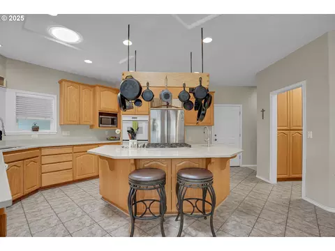 Kitchen - 620 Barbary Ct, Gladstone, OR 97027 photo 2 of 4