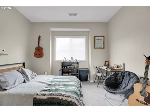 Bedroom - 620 Barbary Ct, Gladstone, OR 97027 photo 4 of 6