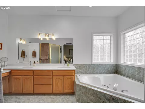 Bath - 620 Barbary Ct, Gladstone, OR 97027 photo 2 of 5