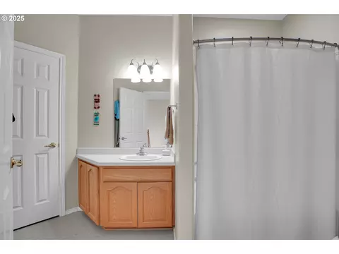 Bath - 620 Barbary Ct, Gladstone, OR 97027 photo 4 of 5