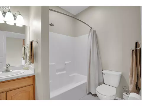 Bath - 620 Barbary Ct, Gladstone, OR 97027 photo 5 of 5