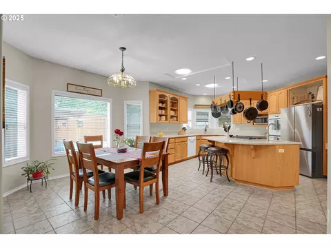 Kitchen - 620 Barbary Ct, Gladstone, OR 97027 photo 4 of 4