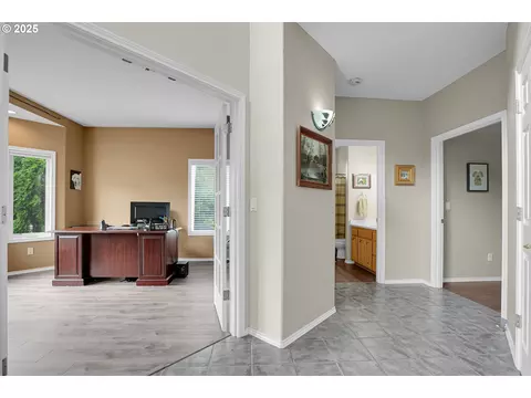 Entry Way - 620 Barbary Ct, Gladstone, OR 97027 photo 5 of 8